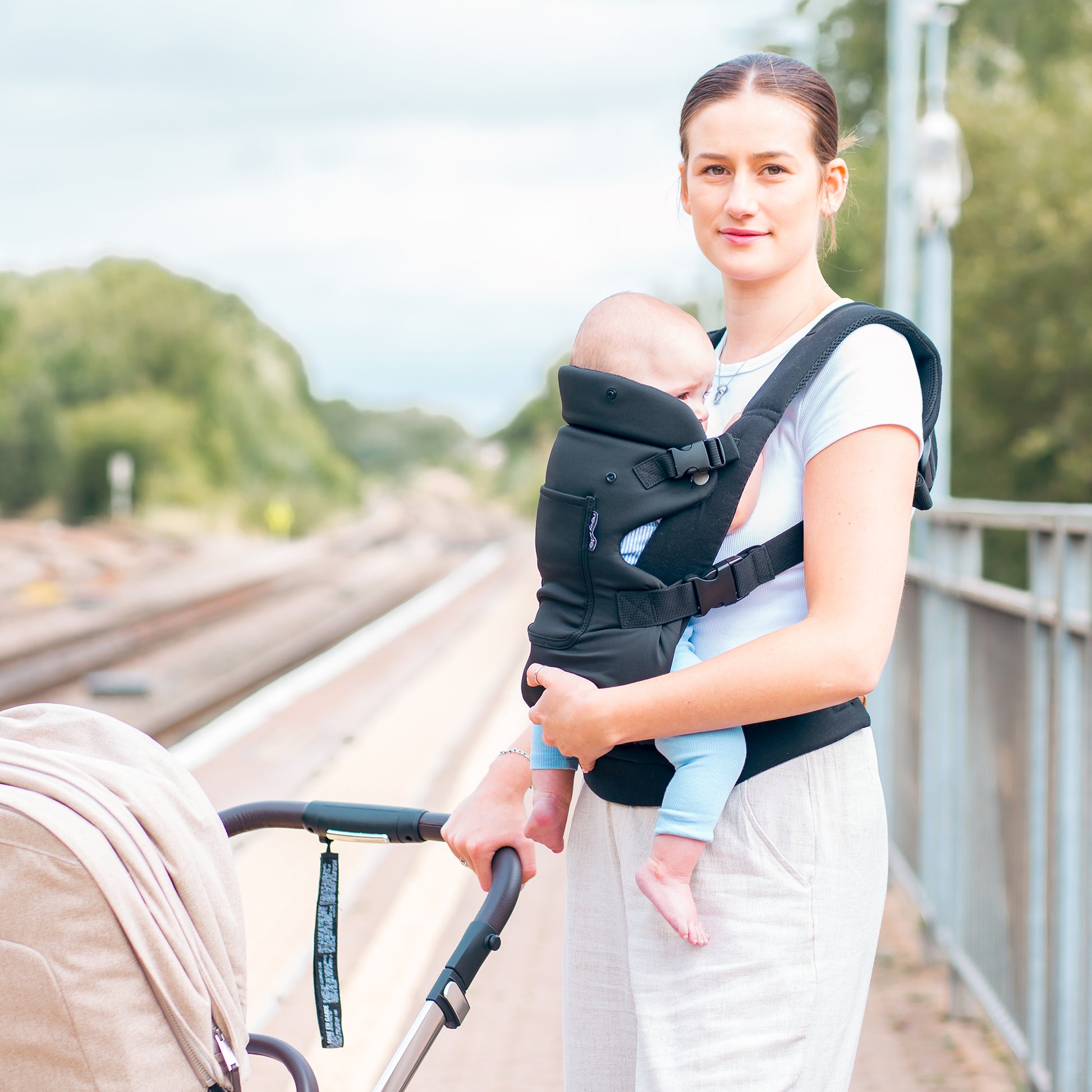 Red Kite Black Ara Travel Carrier
