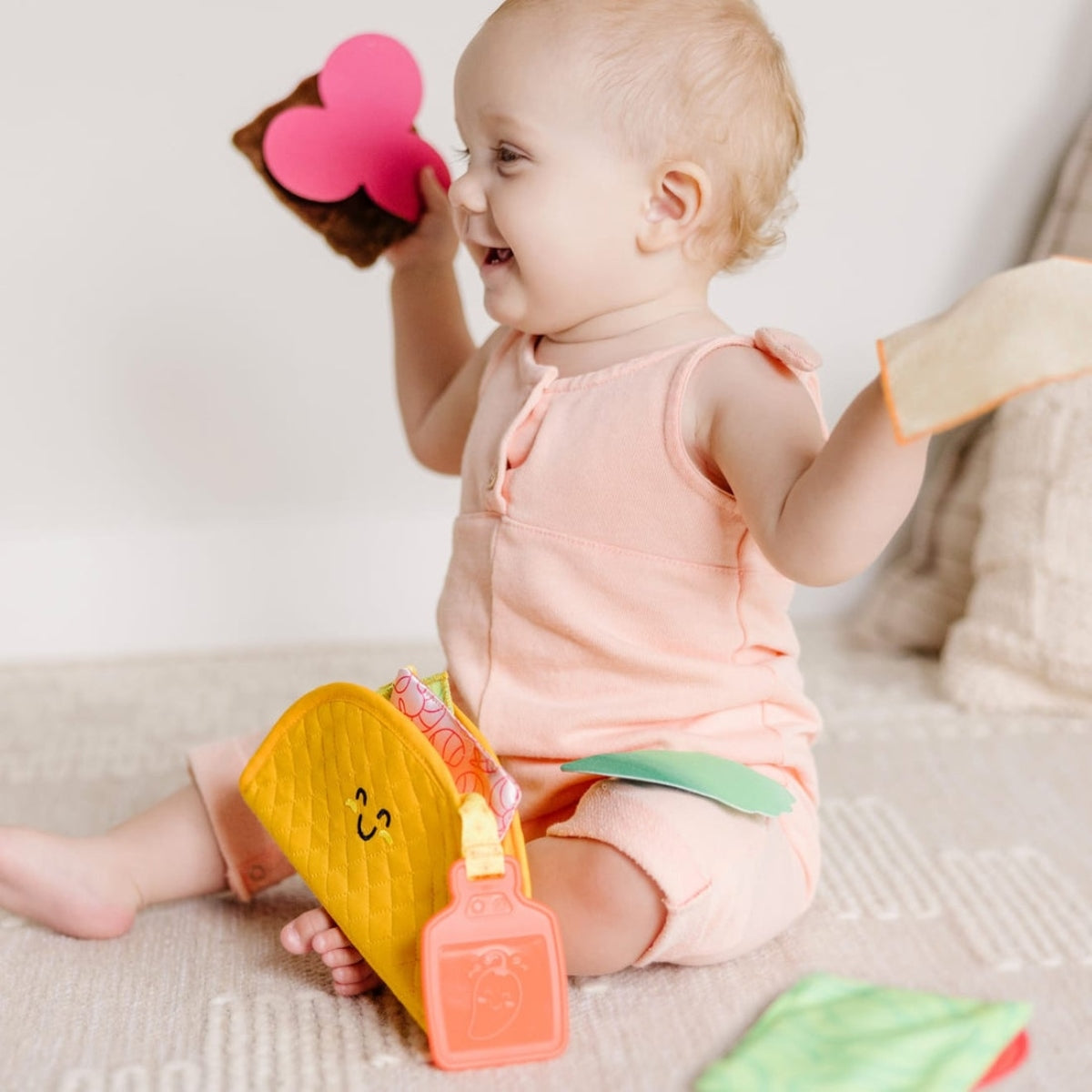 Melissa & Doug Touch & Feel Taco Soft Toy 12-Piece Sensory Fill & Spill Toy for Babies 6 months+