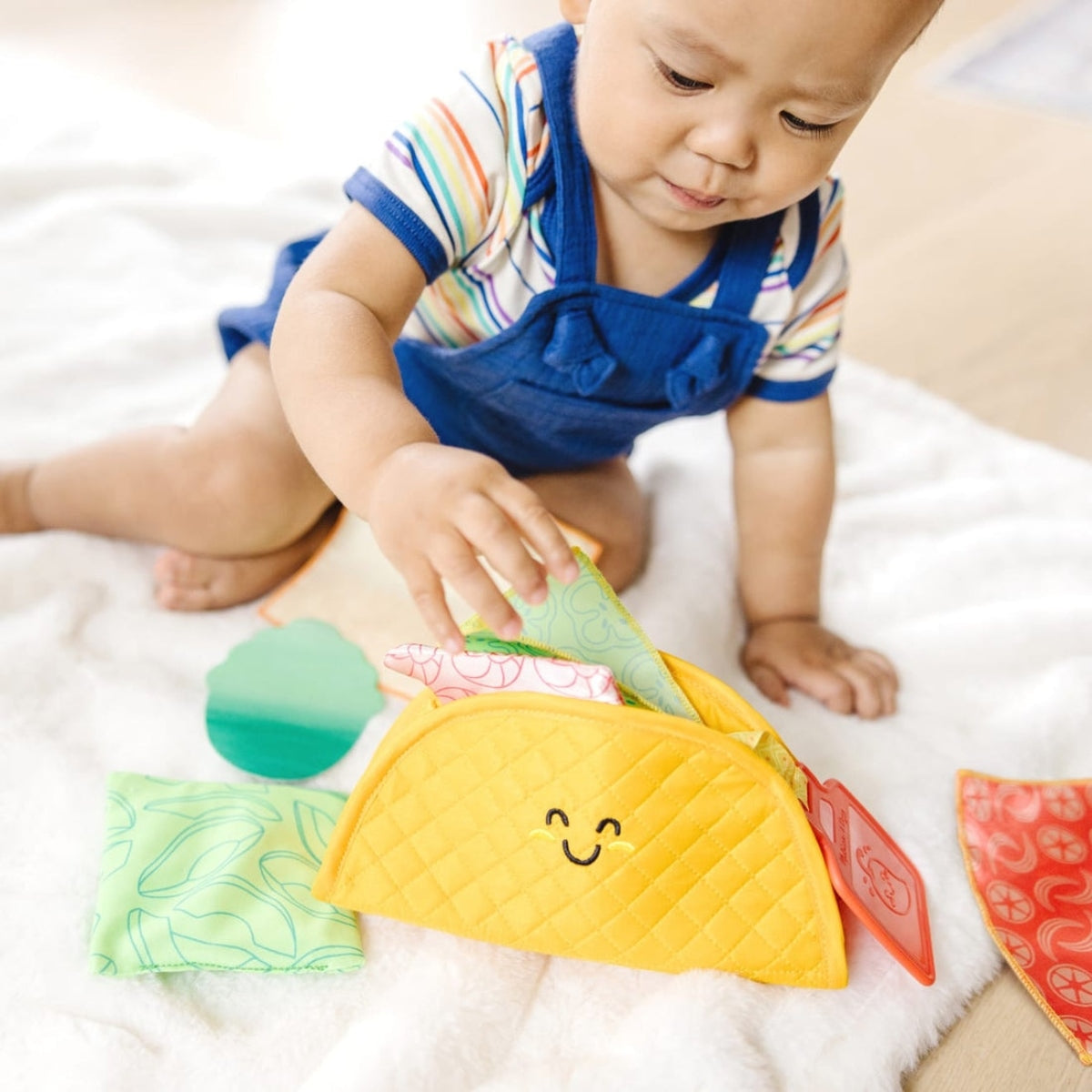 Melissa & Doug Touch & Feel Taco Soft Toy 12-Piece Sensory Fill & Spill Toy for Babies 6 months+