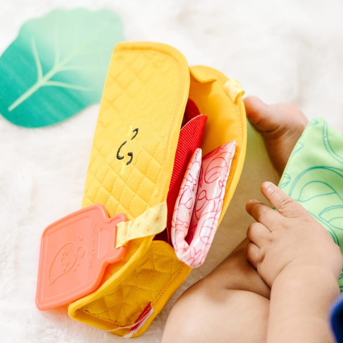 Melissa & Doug Touch & Feel Taco Soft Toy 12-Piece Sensory Fill & Spill Toy for Babies 6 months+