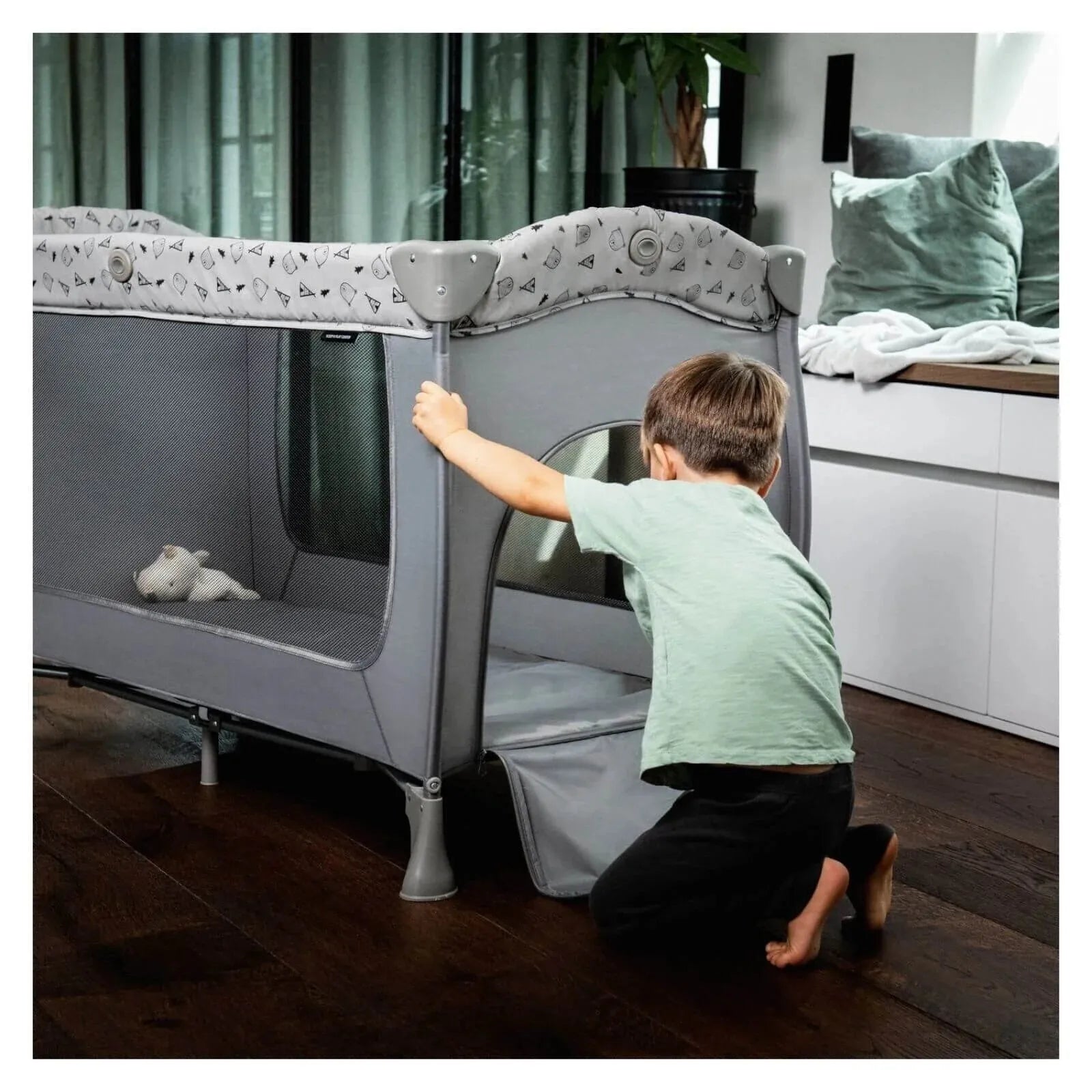 Hauck Sleep N Play Center Bassinet Travel Cot & Playpen - Stars